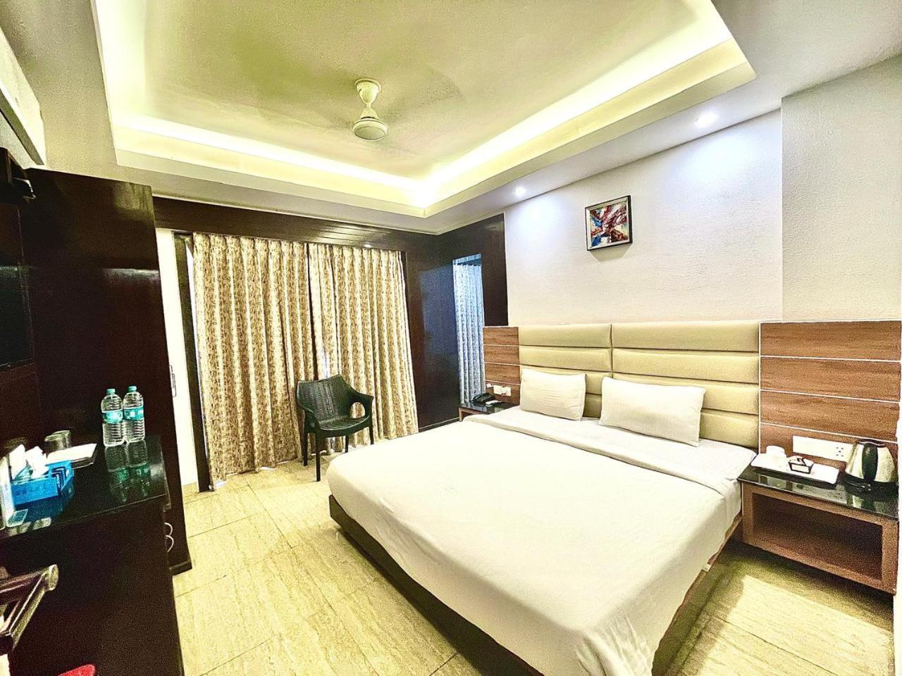 Gr Palace, In Front Of Sea-Beach With Breakfast, Swimming-Pool, Fully Air-Conditioned, Hotel With Parking Availability Puri Eksteriør bilde