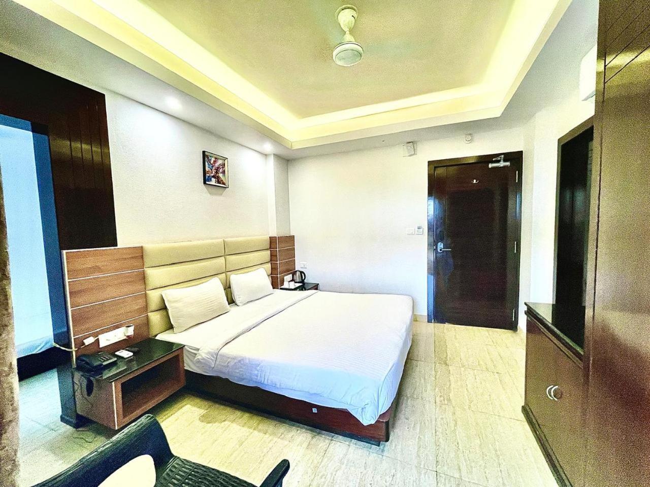 Gr Palace, In Front Of Sea-Beach With Breakfast, Swimming-Pool, Fully Air-Conditioned, Hotel With Parking Availability Puri Eksteriør bilde