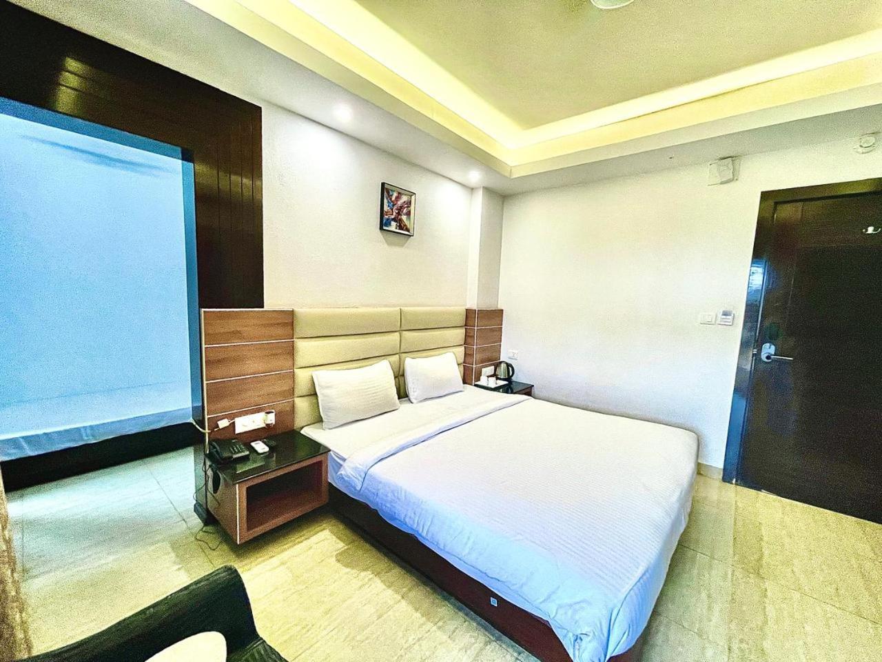 Gr Palace, In Front Of Sea-Beach With Breakfast, Swimming-Pool, Fully Air-Conditioned, Hotel With Parking Availability Puri Eksteriør bilde