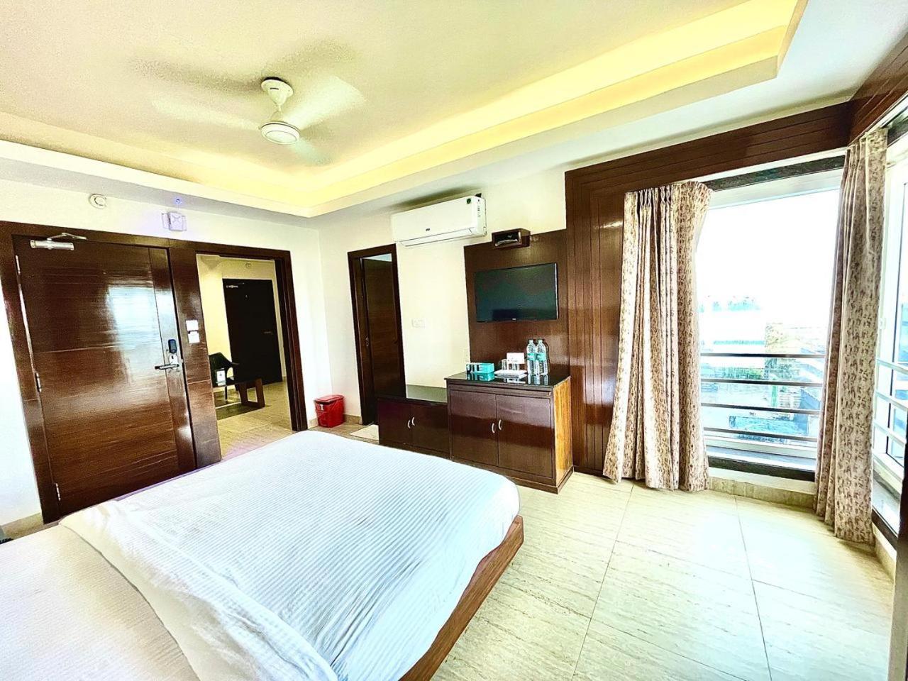 Gr Palace, In Front Of Sea-Beach With Breakfast, Swimming-Pool, Fully Air-Conditioned, Hotel With Parking Availability Puri Eksteriør bilde