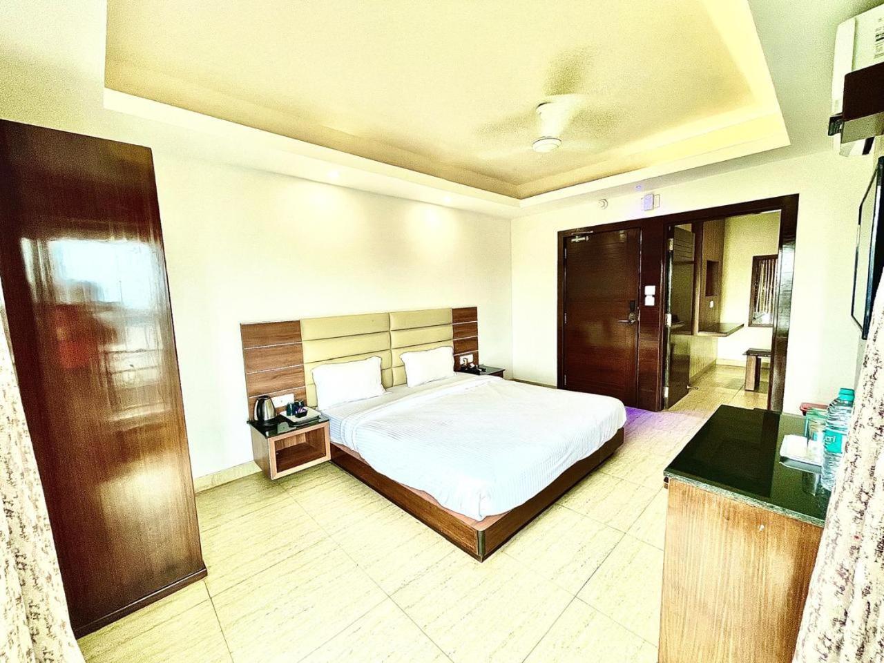 Gr Palace, In Front Of Sea-Beach With Breakfast, Swimming-Pool, Fully Air-Conditioned, Hotel With Parking Availability Puri Eksteriør bilde