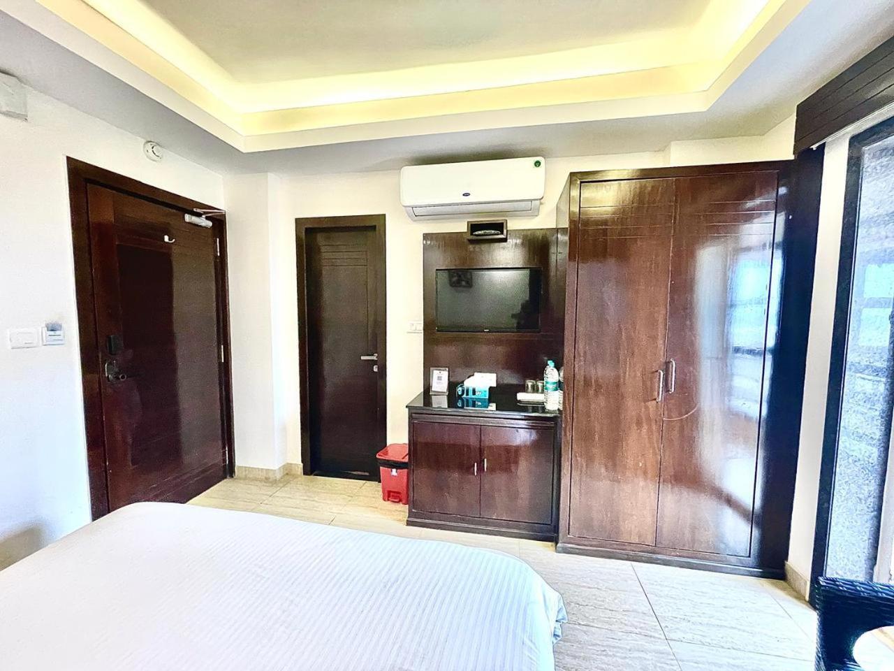 Gr Palace, In Front Of Sea-Beach With Breakfast, Swimming-Pool, Fully Air-Conditioned, Hotel With Parking Availability Puri Eksteriør bilde