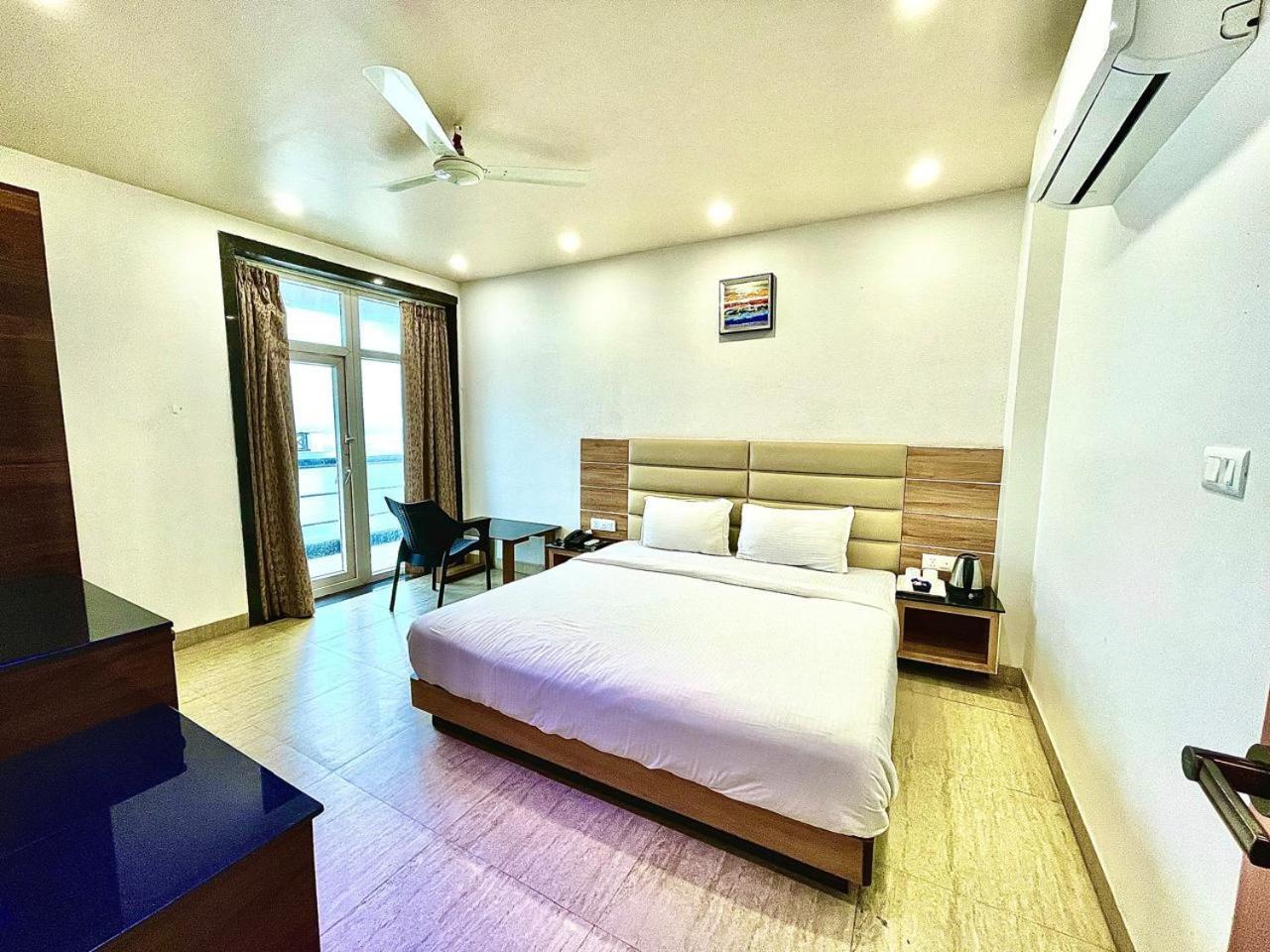 Gr Palace, In Front Of Sea-Beach With Breakfast, Swimming-Pool, Fully Air-Conditioned, Hotel With Parking Availability Puri Eksteriør bilde