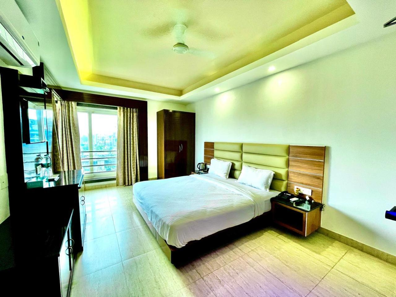 Gr Palace, In Front Of Sea-Beach With Breakfast, Swimming-Pool, Fully Air-Conditioned, Hotel With Parking Availability Puri Eksteriør bilde