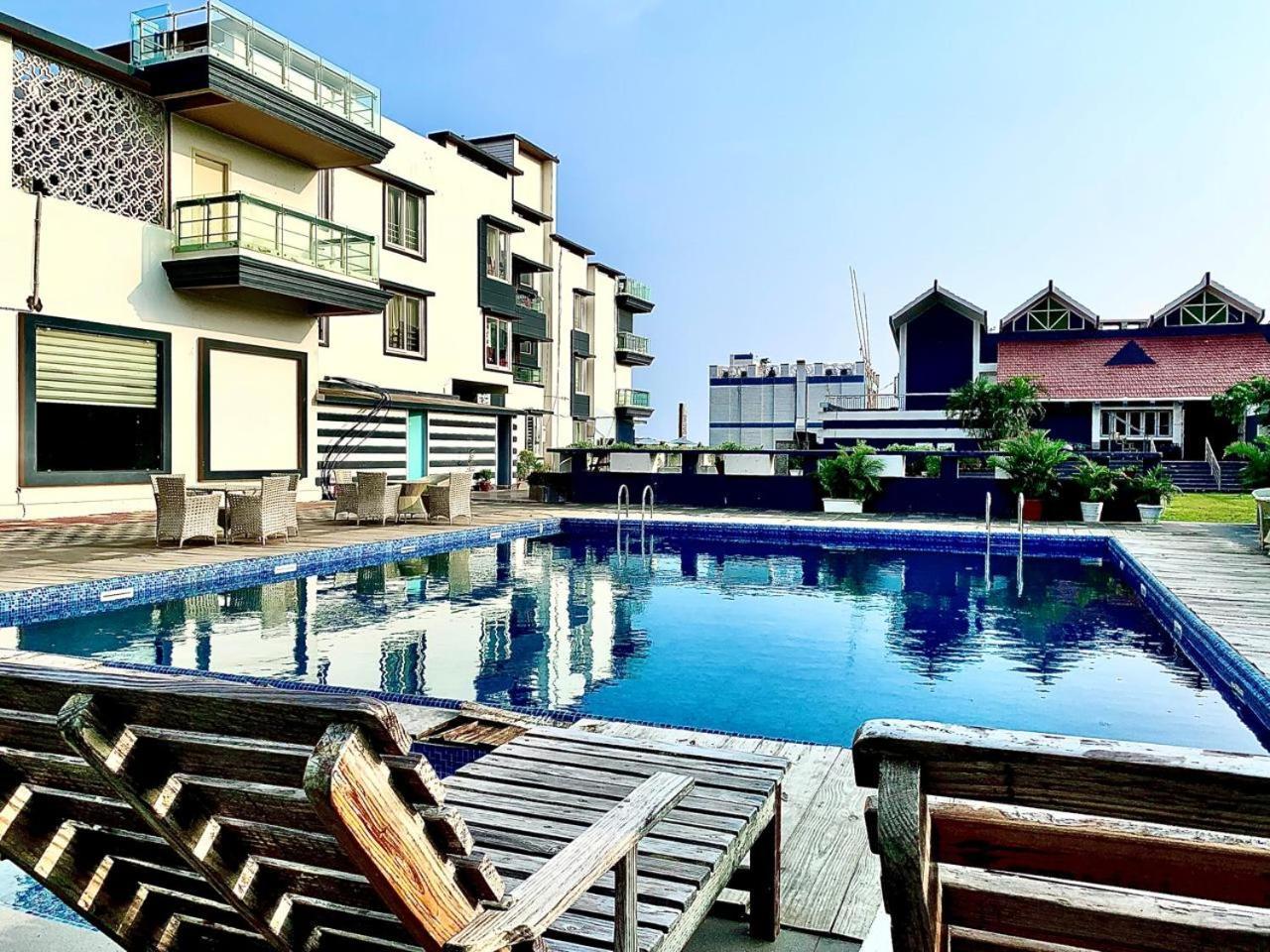 Gr Palace, In Front Of Sea-Beach With Breakfast, Swimming-Pool, Fully Air-Conditioned, Hotel With Parking Availability Puri Eksteriør bilde