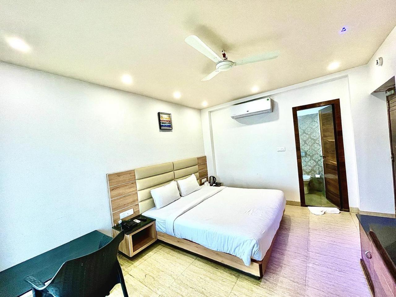 Gr Palace, In Front Of Sea-Beach With Breakfast, Swimming-Pool, Fully Air-Conditioned, Hotel With Parking Availability Puri Eksteriør bilde