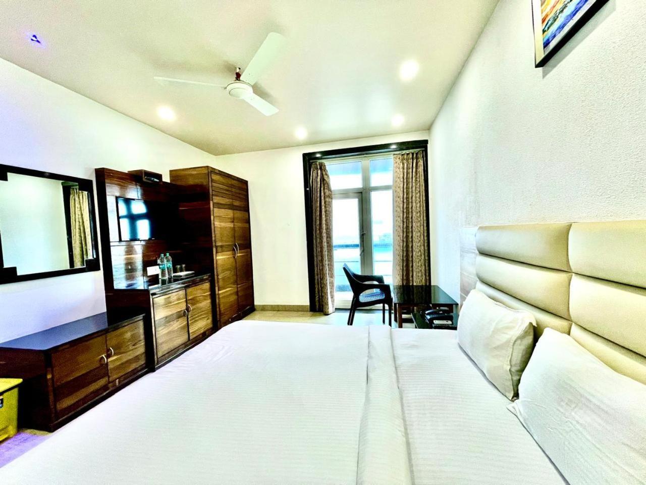 Gr Palace, In Front Of Sea-Beach With Breakfast, Swimming-Pool, Fully Air-Conditioned, Hotel With Parking Availability Puri Eksteriør bilde